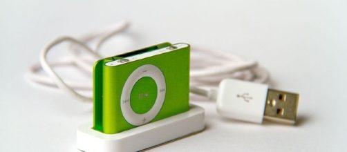 Apple iPod Shuffle second generation green Perspective. Source Feureu via Wikimedia Commons