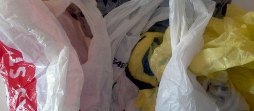 EL COBRO POR LAS BOLSAS DE PLÁSTICO EN LOS SUPERMERCADOS INGLESES ... - mineriaurbana.org