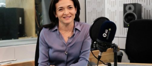 Facebook's Sheryl Sandberg: 'Pay women well' - BBC News - bbc.com