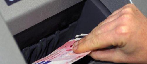 Ruba il bancomat di un'anziana e le sottrae mille euro | Il Mattino - ilmattino.it