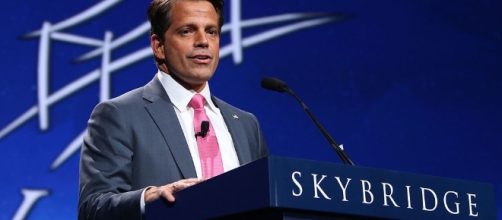 Scaramucci speaking at SALT Conference in 2016 (Wikimedia Commons, photo by JDarsie11)