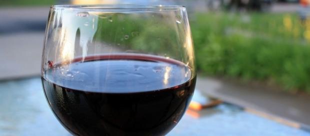 A photo showing a glass of wine - Flickr/Jason Dean A photo showing a glass of wine - Flickr/Jason Dean
