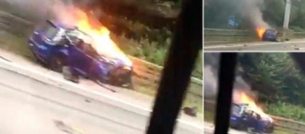 Carro em chamas após colisão. Ladrões fugiram Carro em chamas após colisão. Ladrões fugiram