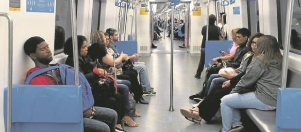 Homens são educados a sentar de pernas fechadas no transporte público Homens são educados a sentar de pernas fechadas no transporte público