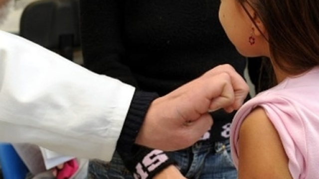 Cosenza, un padre picchia il medico che vaccin&ograve; suo figlio, ora autistico