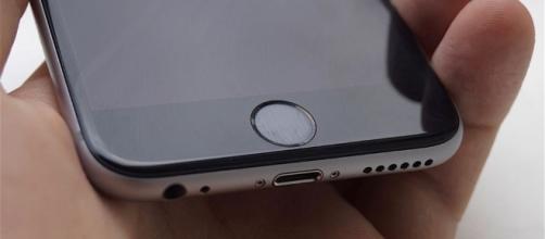 New report claims iPhone 8 won't feature fingerprint sensor (Image Credit: vocative/Youtube)