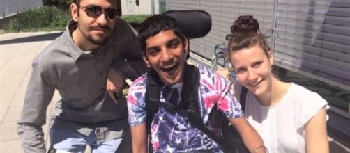 Giorgia e Marcello espongono la tesina di maturità per l'amico disabile Amrik