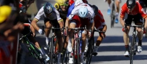 Il gomito largo di Peter Sagan provoca la caduta di Mark Cavendish