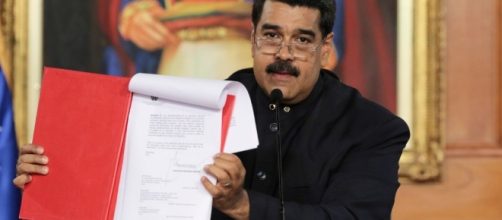 Maduro firma el decreto para convocar a una Asamblea Constituyente // foto: televisa.com