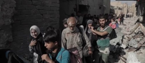 Refugees fleeing Mosul city. / [Image screenshot CNN/ YouTube]