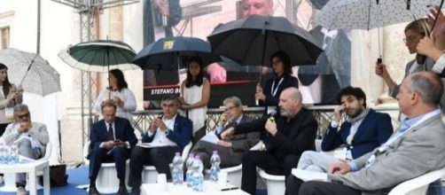 Sulmona: un'immagine delle ombrelline che riparano i politici