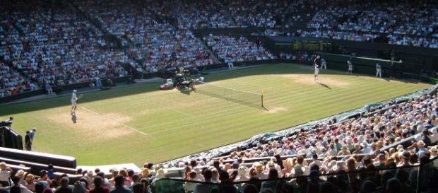 Federer serve Wimbledon 2006 - CC BY Federer serve Wimbledon 2006 - CC BY