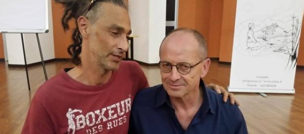 Mauro Biglino e un suo estimatore prima della conferenza a Gavirate il 7 Luglio 2017 (foto Stefano Romano) Mauro Biglino e un suo estimatore prima della conferenza a Gavirate il 7 Luglio 2017 (foto Stefano Romano)