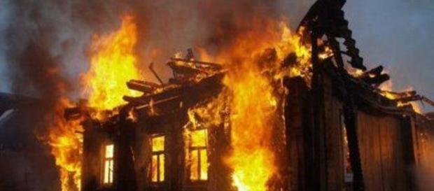 Moradores queimaram casa de suposta bruxa (Skoro Novosti) Moradores queimaram casa de suposta bruxa (Skoro Novosti)
