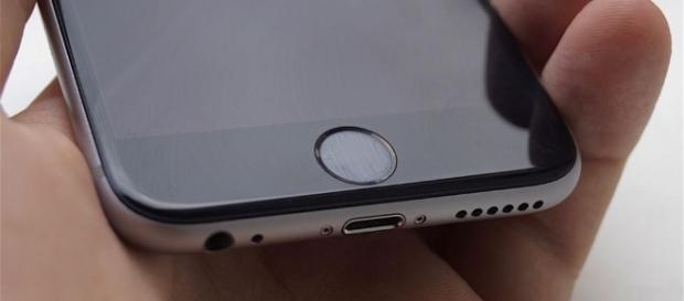 New report claims iPhone 8 won't feature fingerprint sensor (Image Credit: vocative/Youtube) New report claims iPhone 8 won't feature fingerprint sensor (Image Credit: vocative/Youtube)