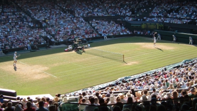 Federer serve Wimbledon 2006 - CC BY