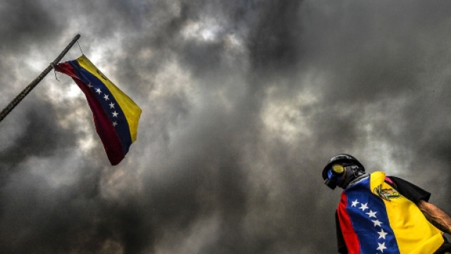 Giovane protestante venezuelano