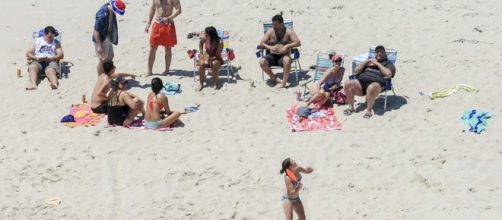 Christie lounges on NJ beach with family after closing it to all other residents.