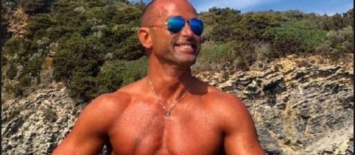 Gossip: Stefano Bettarini felice in vacanza.