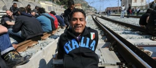 Migranti occupano le rotaie del treno (immagine di repertorio)