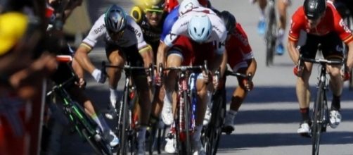 Sagan allarga il gomito nel finale della tappa di Vittel del Tour de France