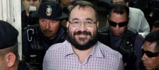 El exgobernador de Veracruz, sale tan sonriente como en vacaciones El exgobernador de Veracruz, sale tan sonriente como en vacaciones