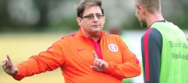 Guto Ferreira quer melhorar o sistema ofensivo (Foto: Reprodução) Guto Ferreira quer melhorar o sistema ofensivo (Foto: Reprodução)