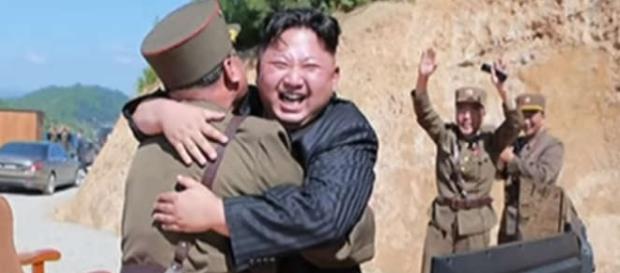 Kim Jong-un se bucură după lansarea cu succes a rachetei balistice intercontinentale - Foto: captură YouTube Kim Jong-un se bucură după lansarea cu succes a rachetei balistice intercontinentale - Foto: captură YouTube