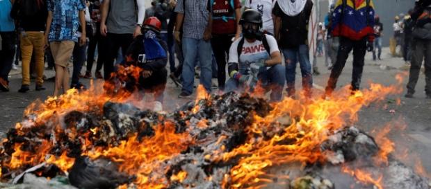 Muchos venezolanos han tomado las calles en rechazo al actual gobierno. Muchos venezolanos han tomado las calles en rechazo al actual gobierno.