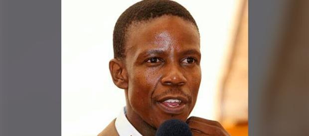 Pastor Paseka Motsoeneng, também conhecido como Pastor Mboro, afirma ter matado o diabo Pastor Paseka Motsoeneng, também conhecido como Pastor Mboro, afirma ter matado o diabo