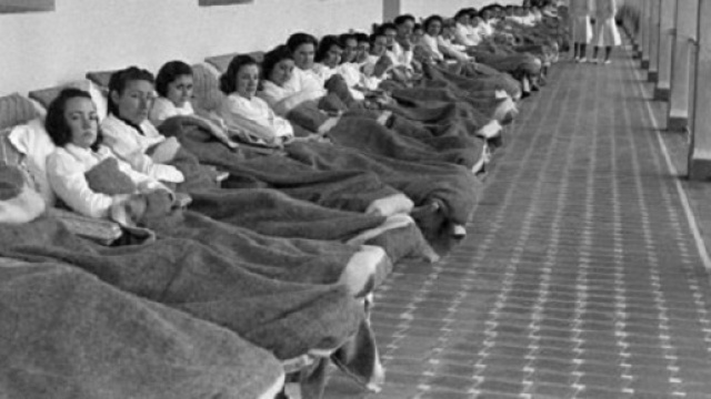 Immagine del 1943, dell&rsquo;ospedale San Rafael a Segovia (Spagna), con le pazienti TBC.