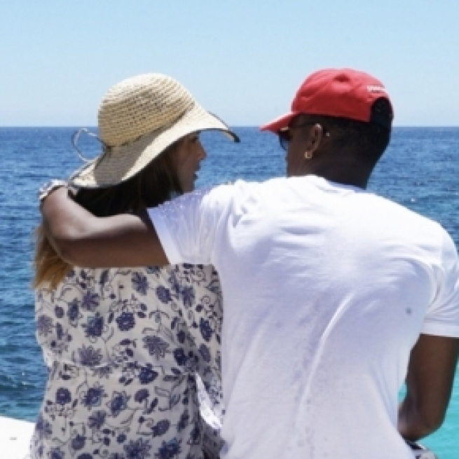 Suhaila Jad y André Carrillo posando juntos de cara al mar