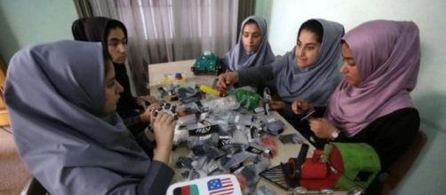 Le ragazze afghane e la loro creazione robotica - EPA.