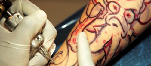Normativa in corso su pircing e tatuaggi