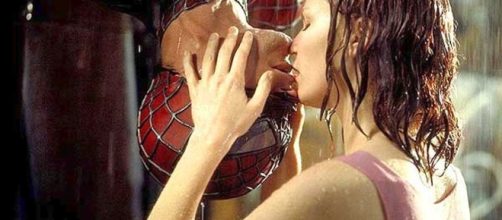 Un bacio cinematografico indimenticabile: quello tra i protagonisti del famoso film 'Spiderman'.