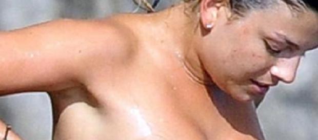 Emma Marrone la foto in topless che fa impazzire i fan Emma Marrone la foto in topless che fa impazzire i fan