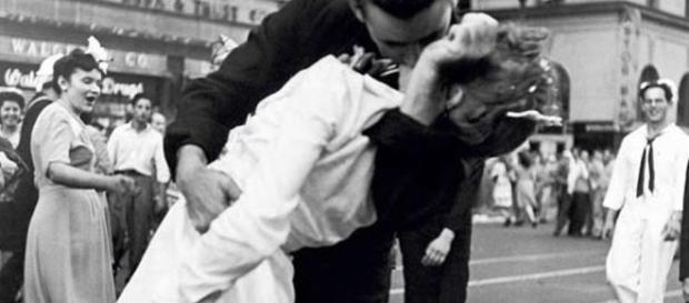 Il famosissimo bacio di Times Square, immortalato dal fotografo Victor Jorgensen. Il famosissimo bacio di Times Square, immortalato dal fotografo Victor Jorgensen.