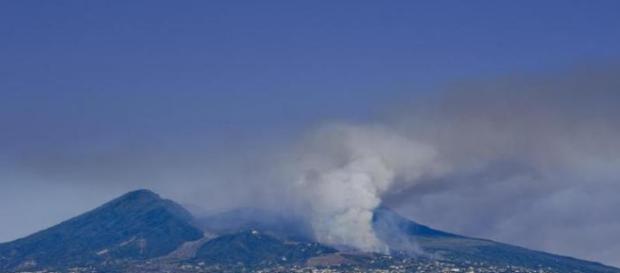 Il Vesuvio in fiamme da sette giorni Il Vesuvio in fiamme da sette giorni