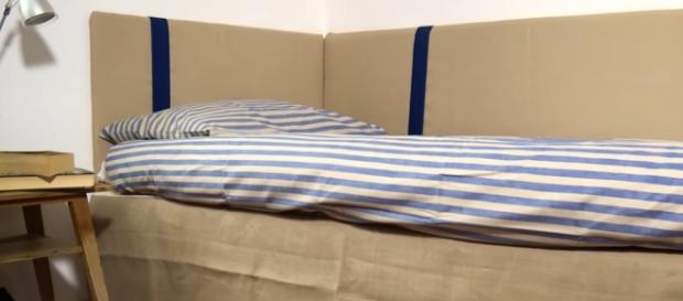 Un letto per riposare dopo una giornata di lavoro Un letto per riposare dopo una giornata di lavoro