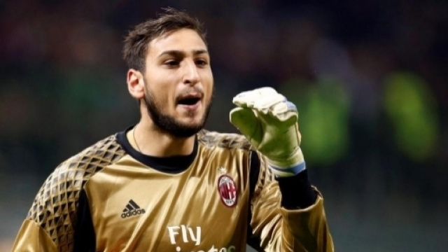 Gianluigi Donnarumma rinnova con il Milan dopo aver 'disertato' l'esame di stato