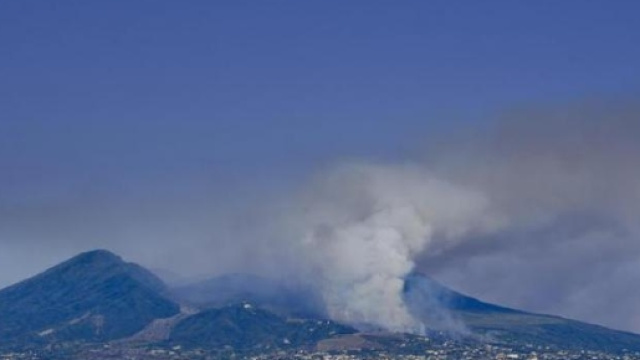 Il Vesuvio in fiamme da sette giorni