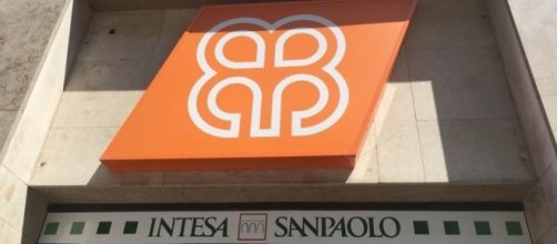 Filiale milanese di Veneto Banca a cui è stato apposto il nastro adesivo intesa San Paolo