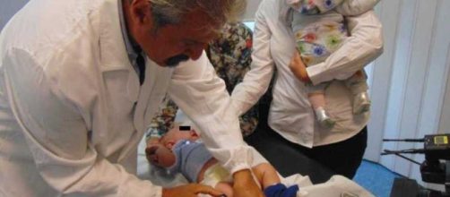 Il ministro Lorenzin mentre fa vaccinare i suoi figli