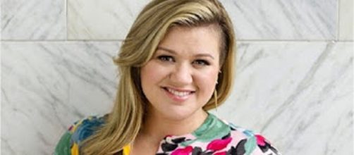 Kelly Clarkson puts her gift for finding perfect words to great use in her reply to body shamer. (Wochit Entertainment/YouTube Screenshot)