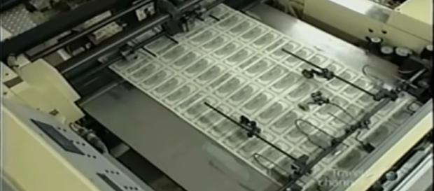 American dollars laundered out of Africa How it's made - American Dollar $ $$$ $$$Image - Interesting Facts | YouTube American dollars laundered out of Africa How it's made - American Dollar $ $$$ $$$Image - Interesting Facts | YouTube