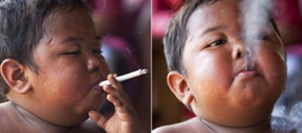 Menino chocou o mundo ao fumar 40 cigarros por dia (Foto: Reprodução) Menino chocou o mundo ao fumar 40 cigarros por dia (Foto: Reprodução)