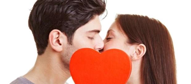 Benefícios do beijo na boca são inúmeros Benefícios do beijo na boca são inúmeros