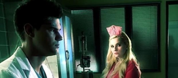 Billie Lourd has officially broke up from her boyfriend of 8 months, Taylor Lautner. Image via YouTube/E! News Billie Lourd has officially broke up from her boyfriend of 8 months, Taylor Lautner. Image via YouTube/E! News