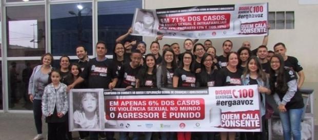 Jovens reunidos em nome de projeto que visa combater o abuso e a exploração sexual infantil (Foto: Reprodução) Jovens reunidos em nome de projeto que visa combater o abuso e a exploração sexual infantil (Foto: Reprodução)