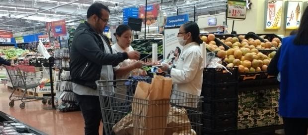 Las demostradoras pasan cerca de 10 horas de pie, entre el traslado a su lugar de trabajo y durante su estancia en la tienda. Las demostradoras pasan cerca de 10 horas de pie, entre el traslado a su lugar de trabajo y durante su estancia en la tienda.